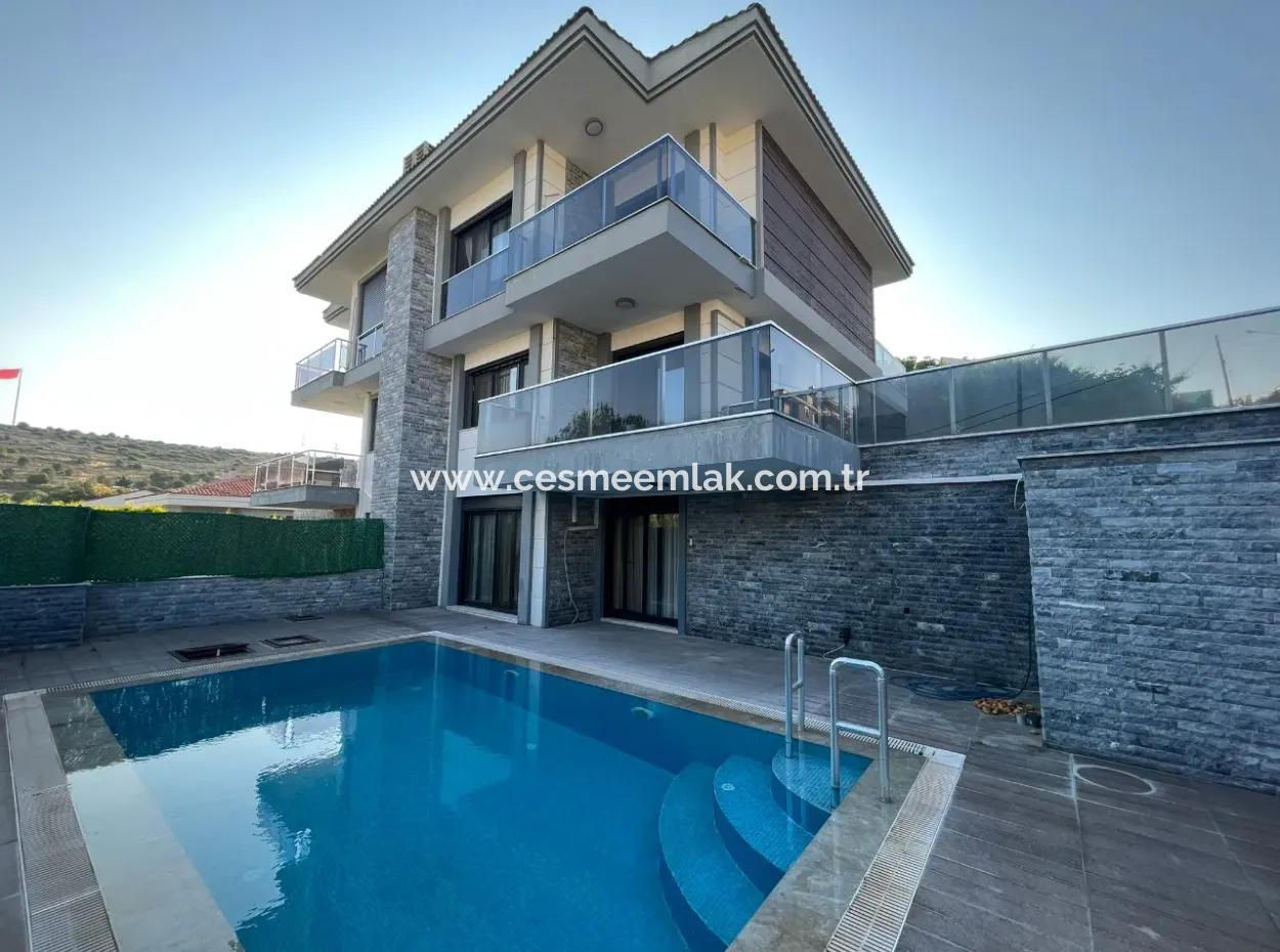 Triplex Villa Mit Freistehendem Pool Zur Jahresmiete Im Zentrum Von Cesme