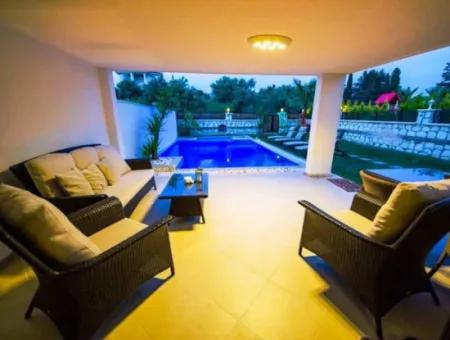 Villa Mit Pool Zu Vermieten Im August Ganz In Der Nähe Von Ayayorgi In Çeşme