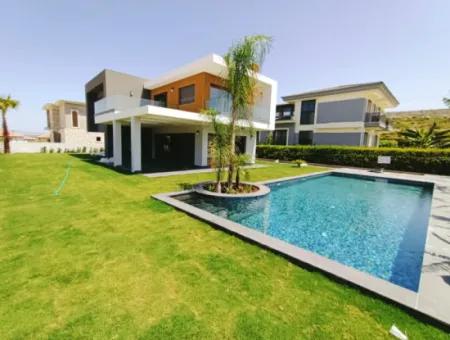 Ultra Luxuriöse Villa Mit Freistehendem Pool In Çeşme Fenerburnu