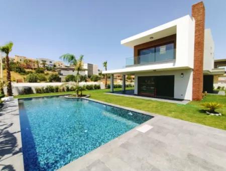 Ultra Luxuriöse Villa Mit Freistehendem Pool In Çeşme Fenerburnu