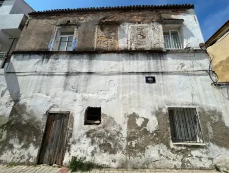 Altes Steinhaus Ganz In Der Nähe Des Rades Im Zentrum Von Cesme