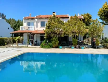 Villa Mit Gemeinschaftspool Zur Saisonmiete In Çeşme Pashalimani