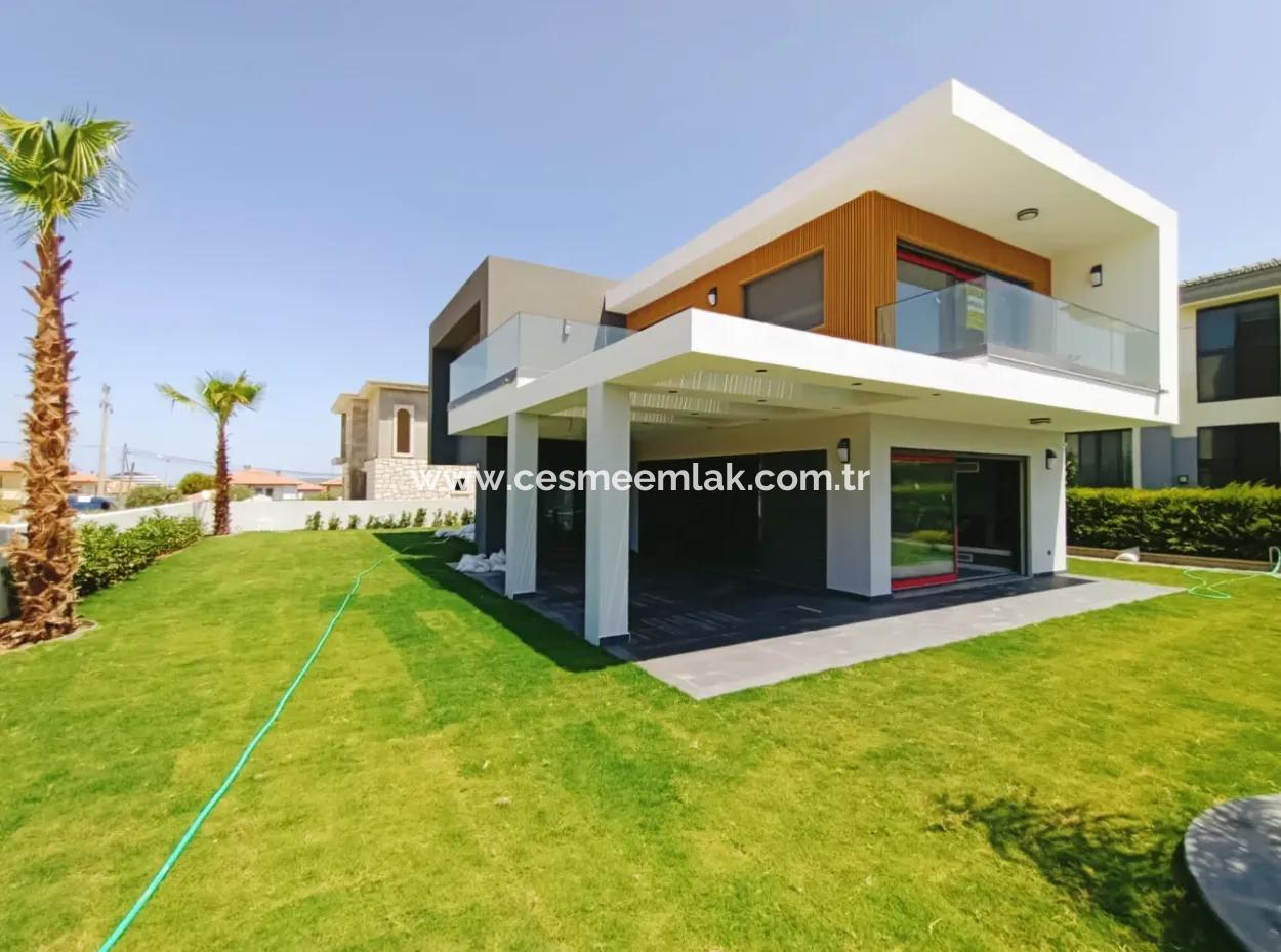 Çeşme Fener Mevkiinde Satılık Ultralux Tek Müstakil Villa
