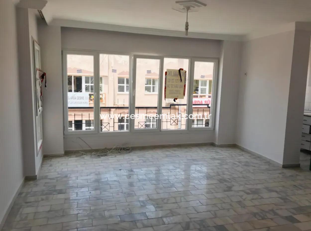 Çeşme Merkezde Satılık Çarşı İçi Geniş Daire