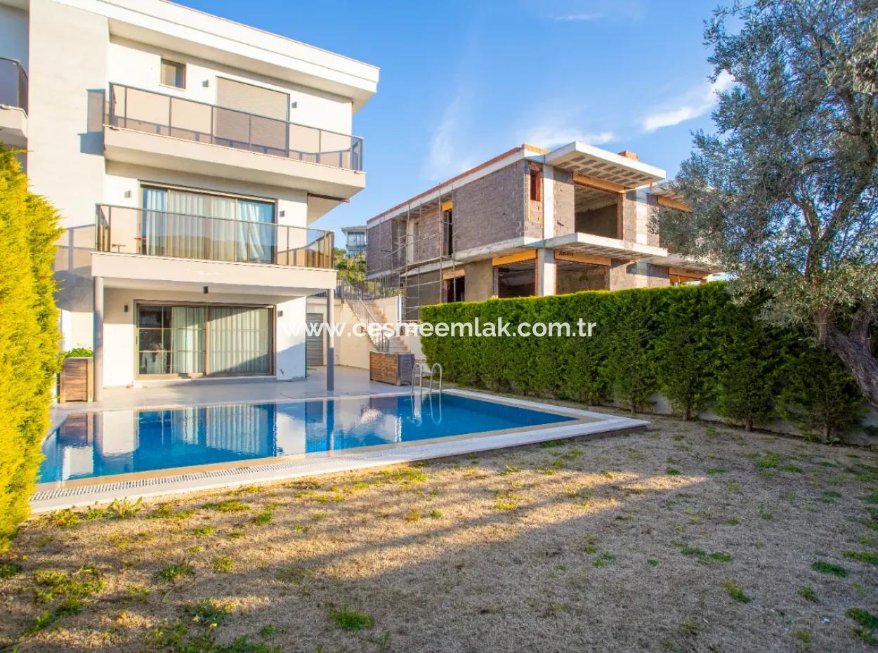Çeşme Ayayorgi'ye Ağusts Ayı  Kiralık Havuzlu Villa