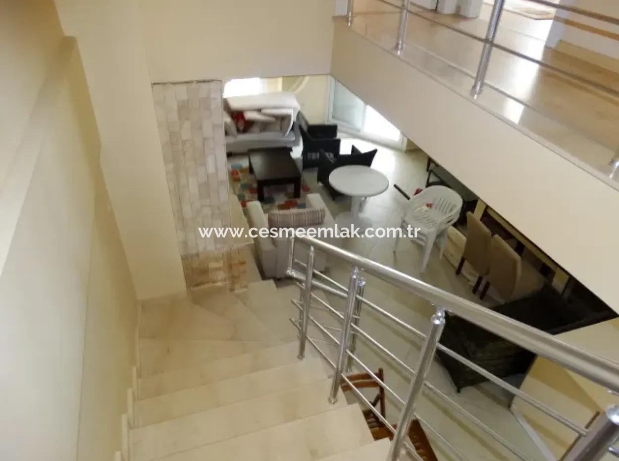 Alaçatı Çamlık Yolda Aylık Kiralık Müstakil Havuzlu 4+1  Villa