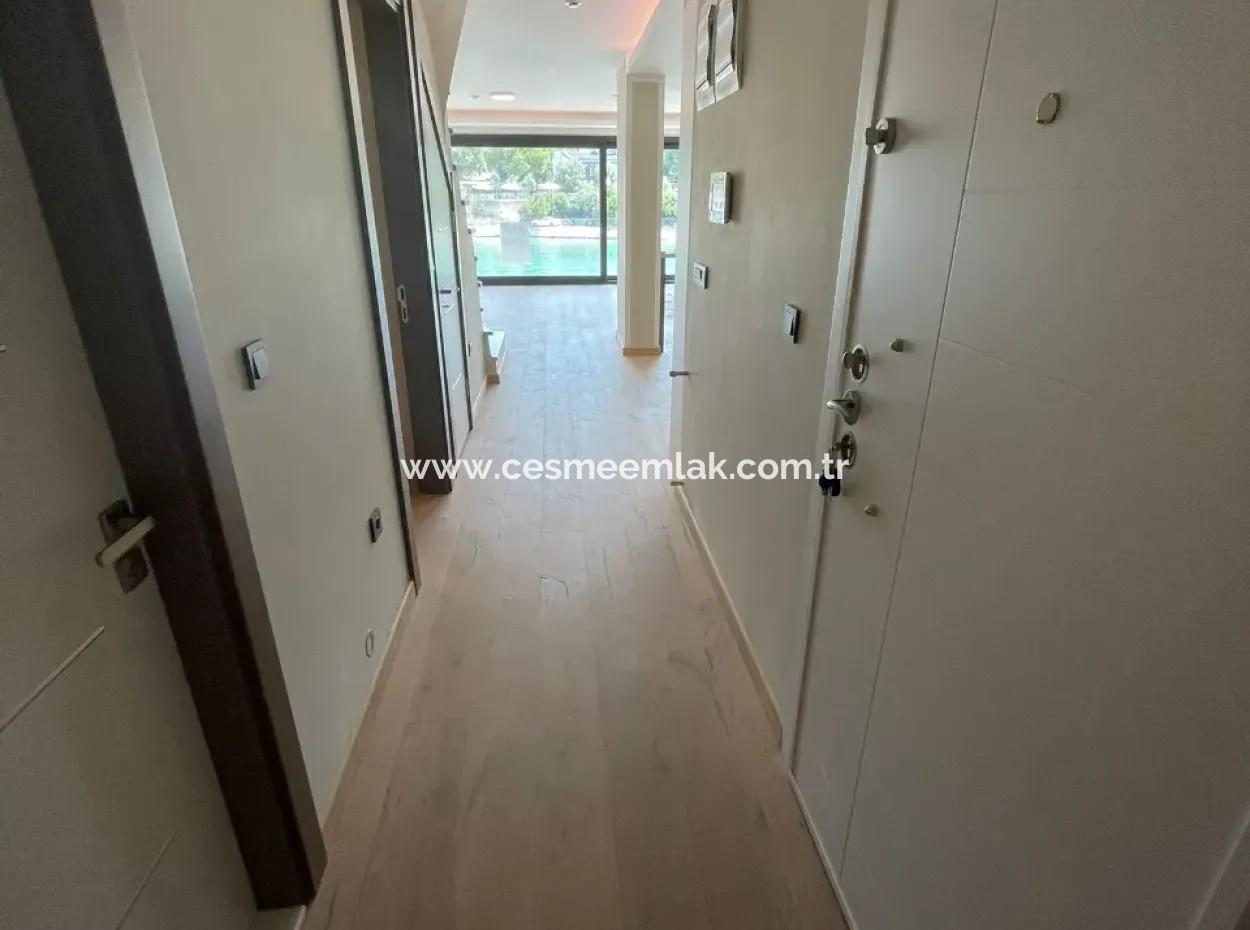 Çeşme Dalyan'da Denize Sıfır Deniz Manzaralı Dublex Daire