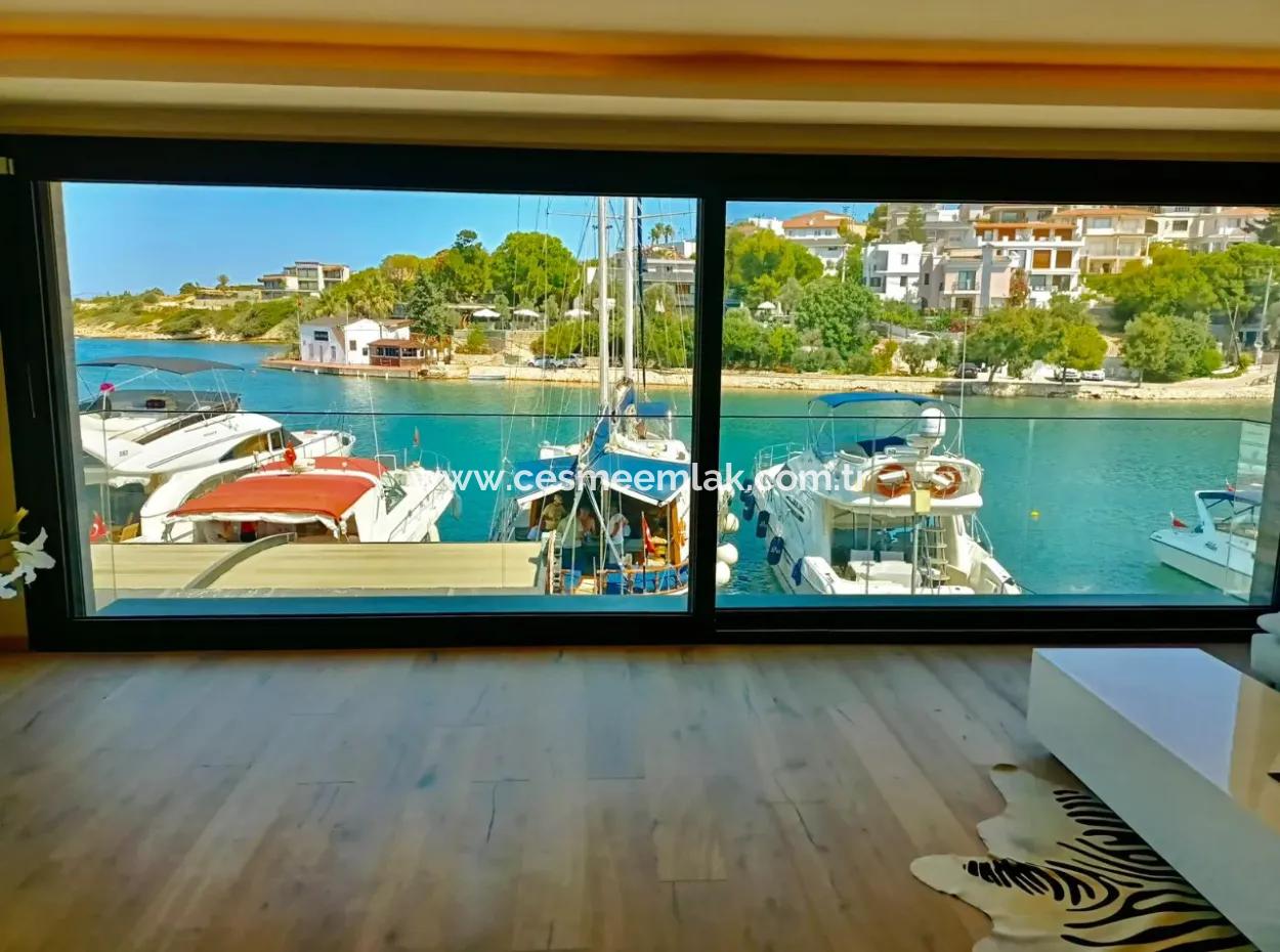 Çeşme Dalyan'da Denize Sıfır Deniz Manzaralı Dublex Daire