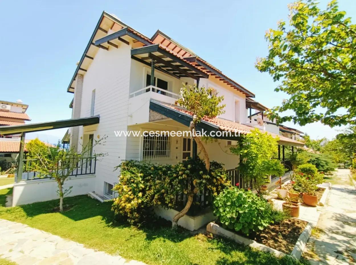 Çeşme Boyalık Plajına Yakın Ortak Havuzlu Aylık Kiralık Villa