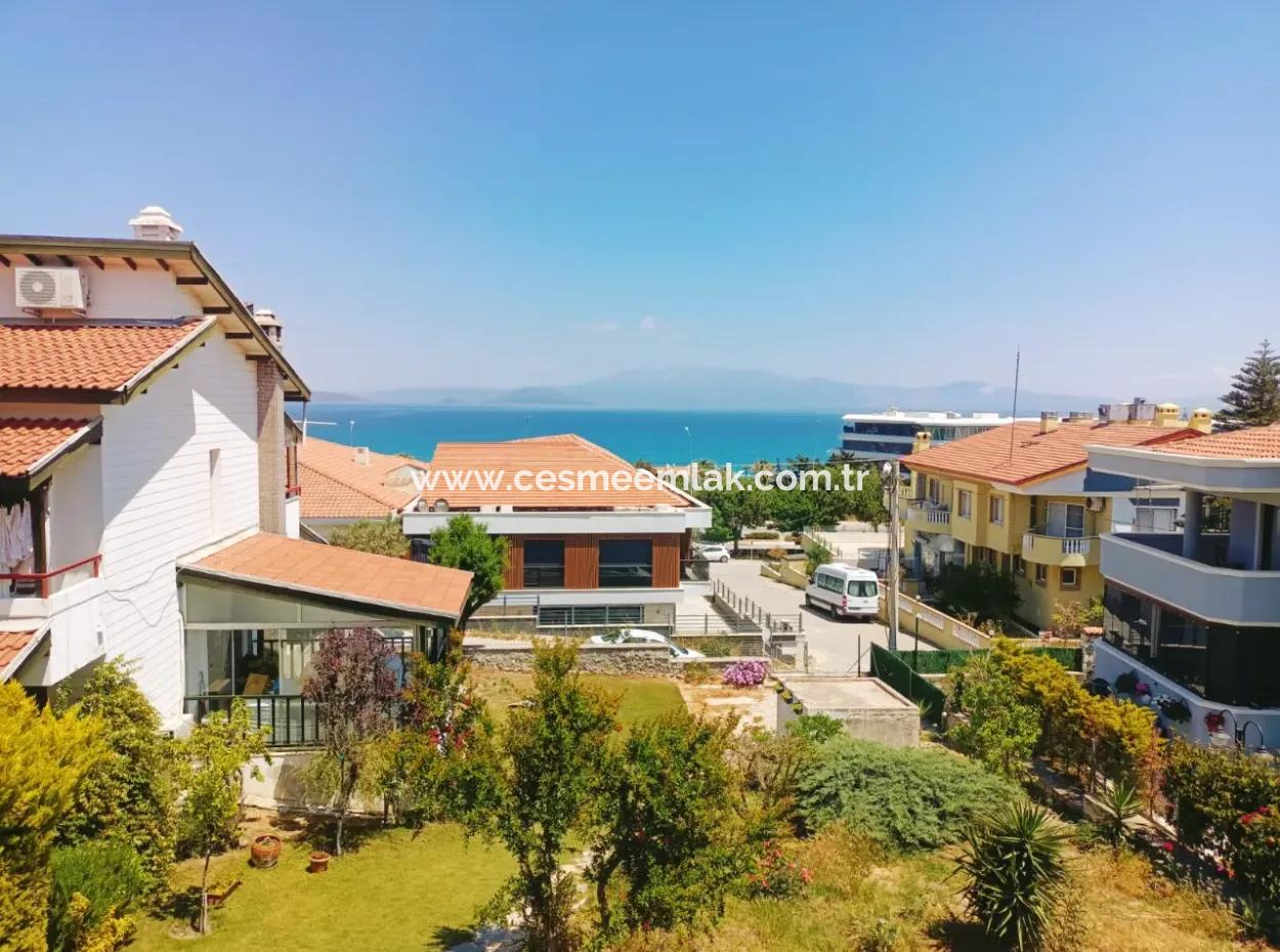 Çeşme Boyalık Plajına Yakın Ortak Havuzlu Aylık Kiralık Villa