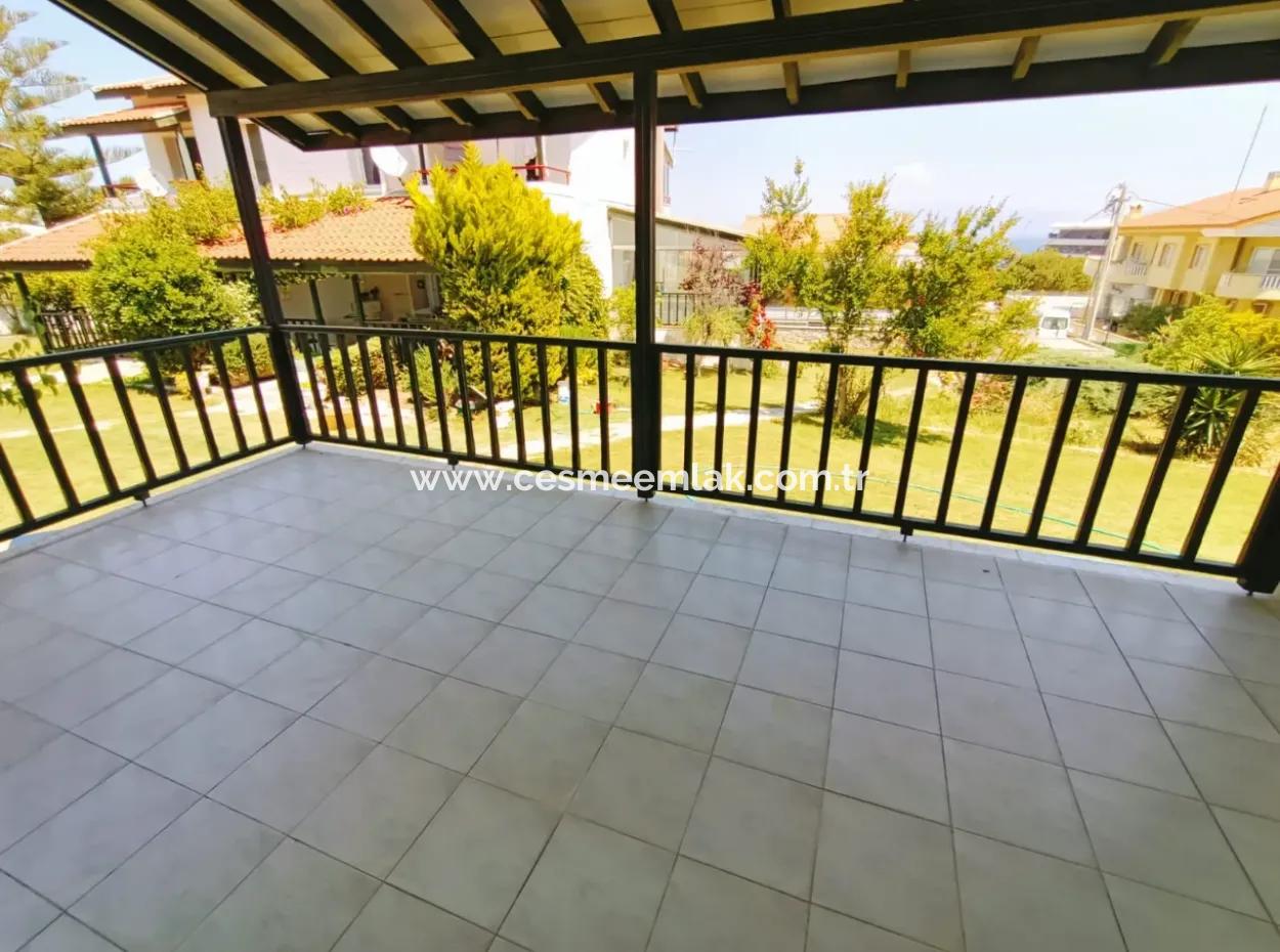Çeşme Boyalık Plajına Yakın Ortak Havuzlu Aylık Kiralık Villa