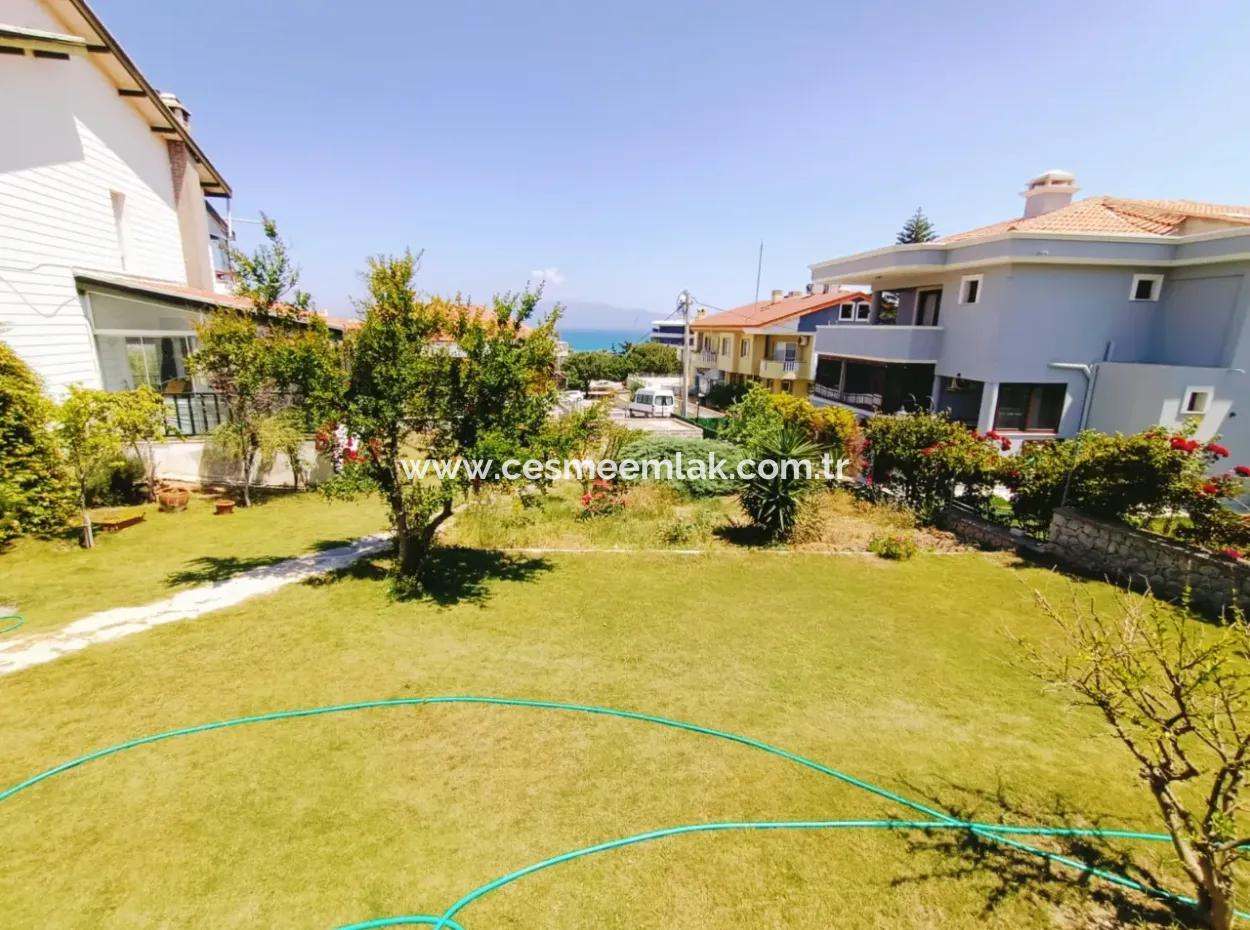 Çeşme Boyalık Plajına Yakın Ortak Havuzlu Aylık Kiralık Villa