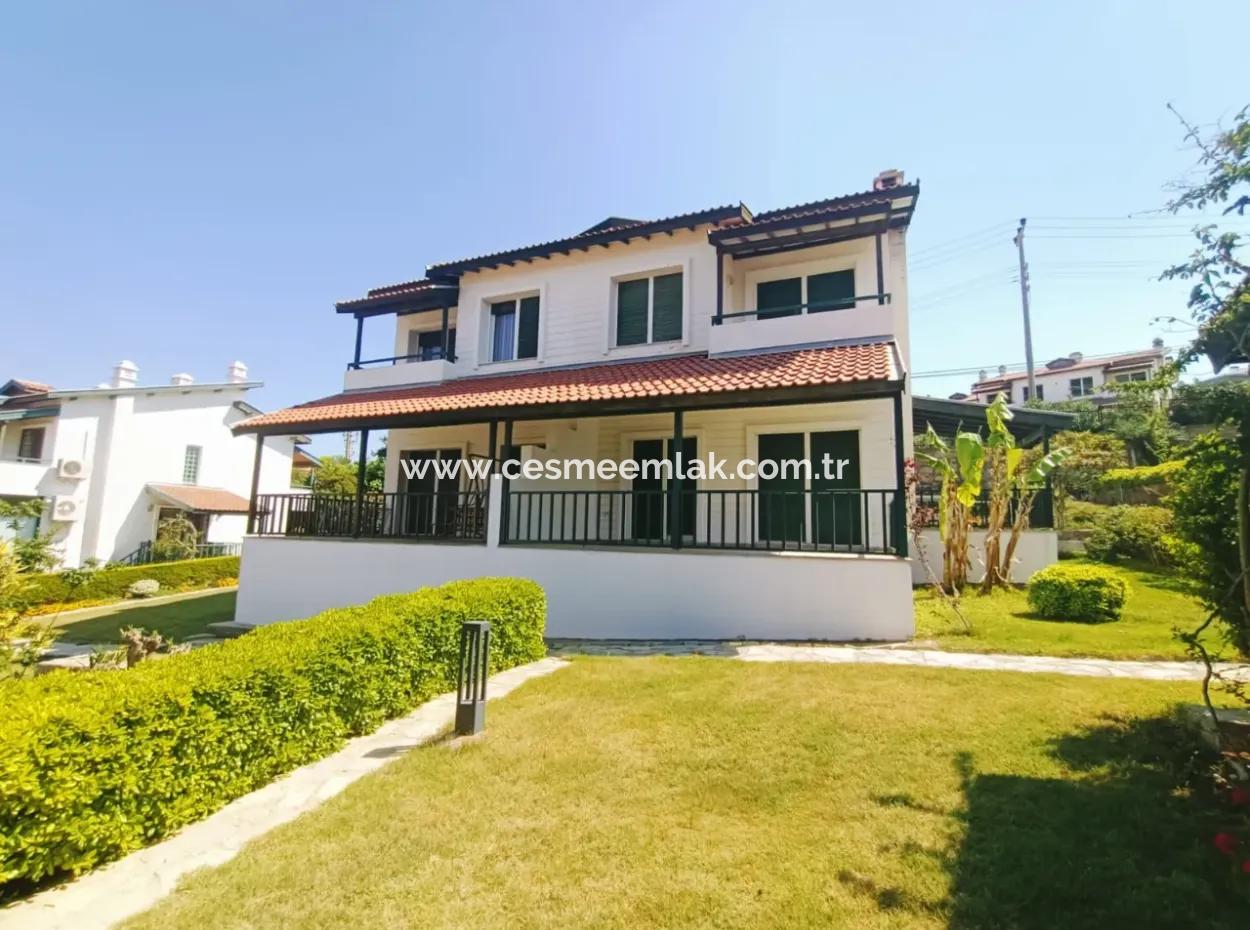 Çeşme Boyalık Plajına Yakın Ortak Havuzlu Aylık Kiralık Villa