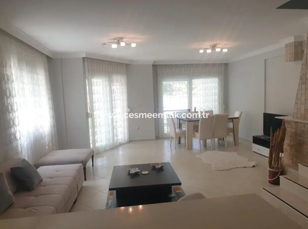 Alaçatı Çamlık Yolda Aylık Kiralık Müstakil Havuzlu 4+1  Villa