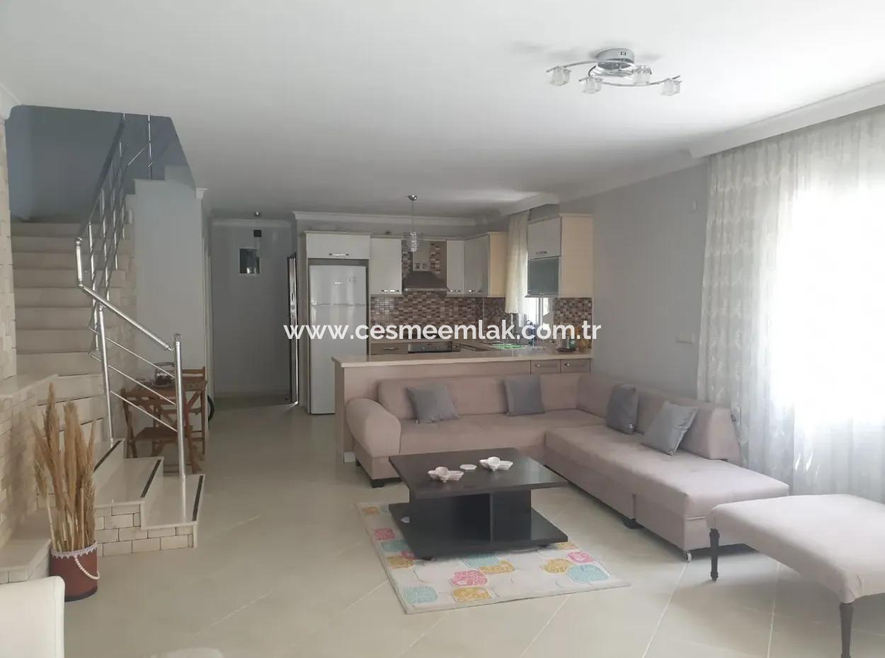 Alaçatı Çamlık Yolda Aylık Kiralık Müstakil Havuzlu 4+1  Villa