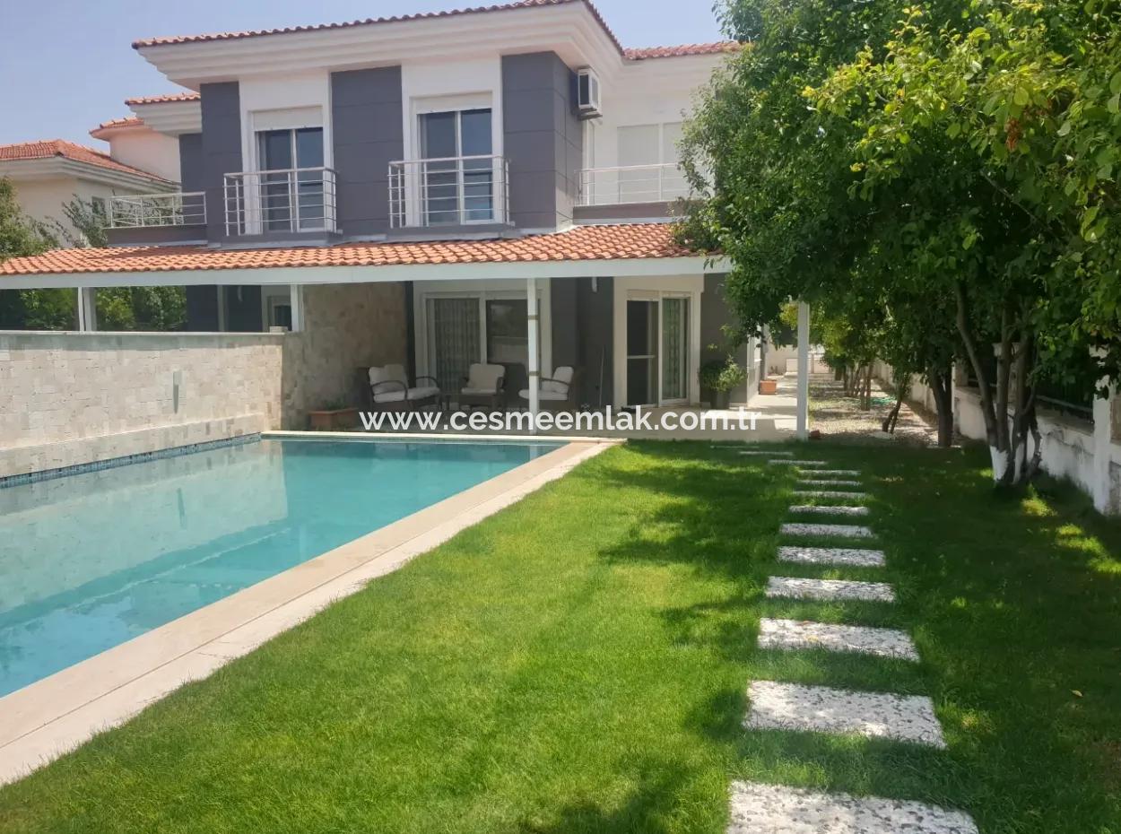 Alaçatı Çamlık Yolda Aylık Kiralık Müstakil Havuzlu 4+1  Villa