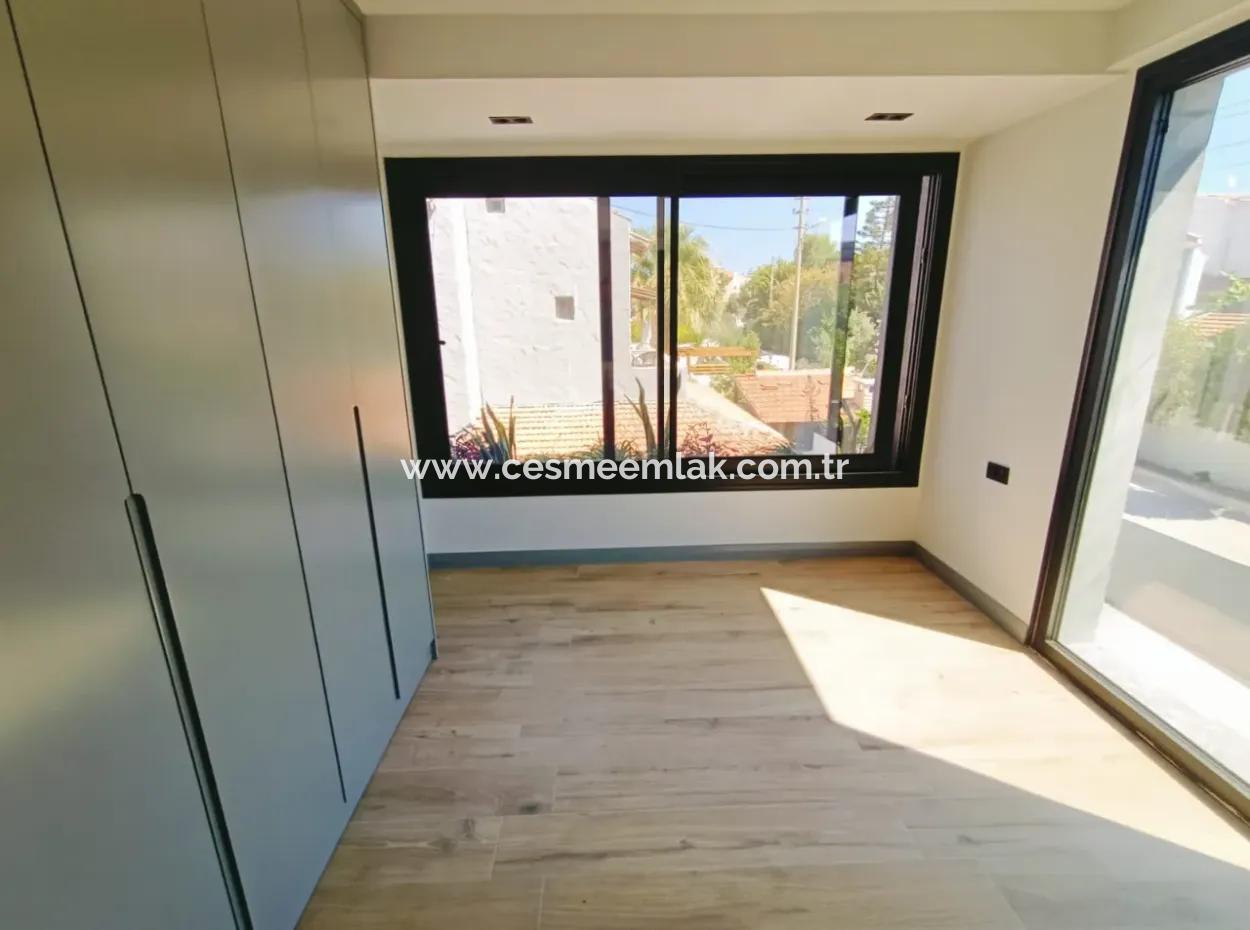 Çeşme Alaçatı'da Satılık Tek Müstakil Havuzlu Sıfır Villa