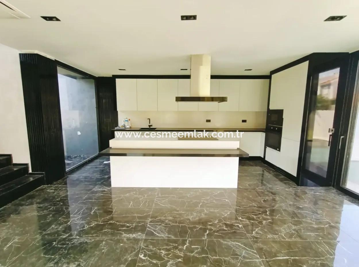 Çeşme Alaçatı'da Satılık Tek Müstakil Havuzlu Sıfır Villa