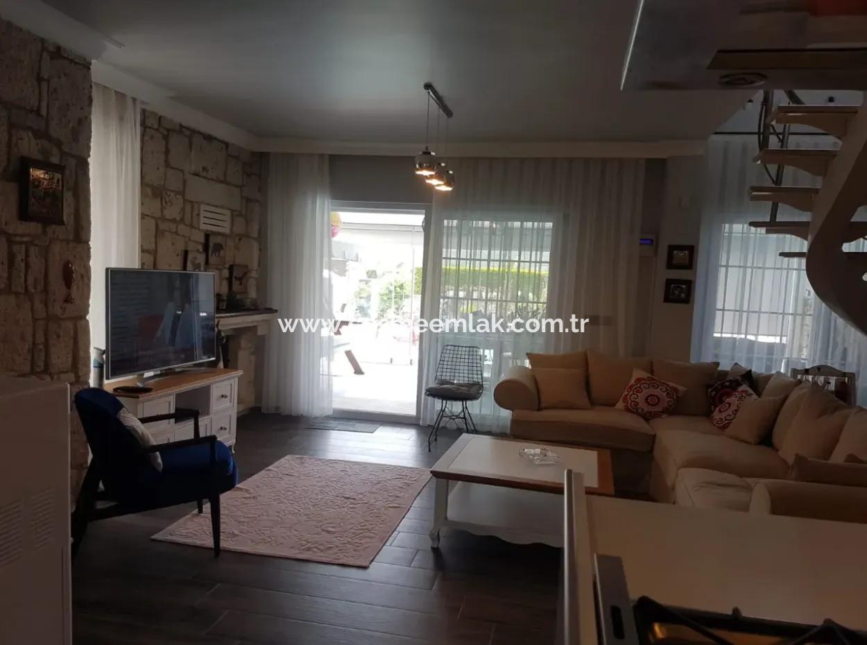 Çeşme Alaçatı'da Satılık Müstakil Havuzlu Villa