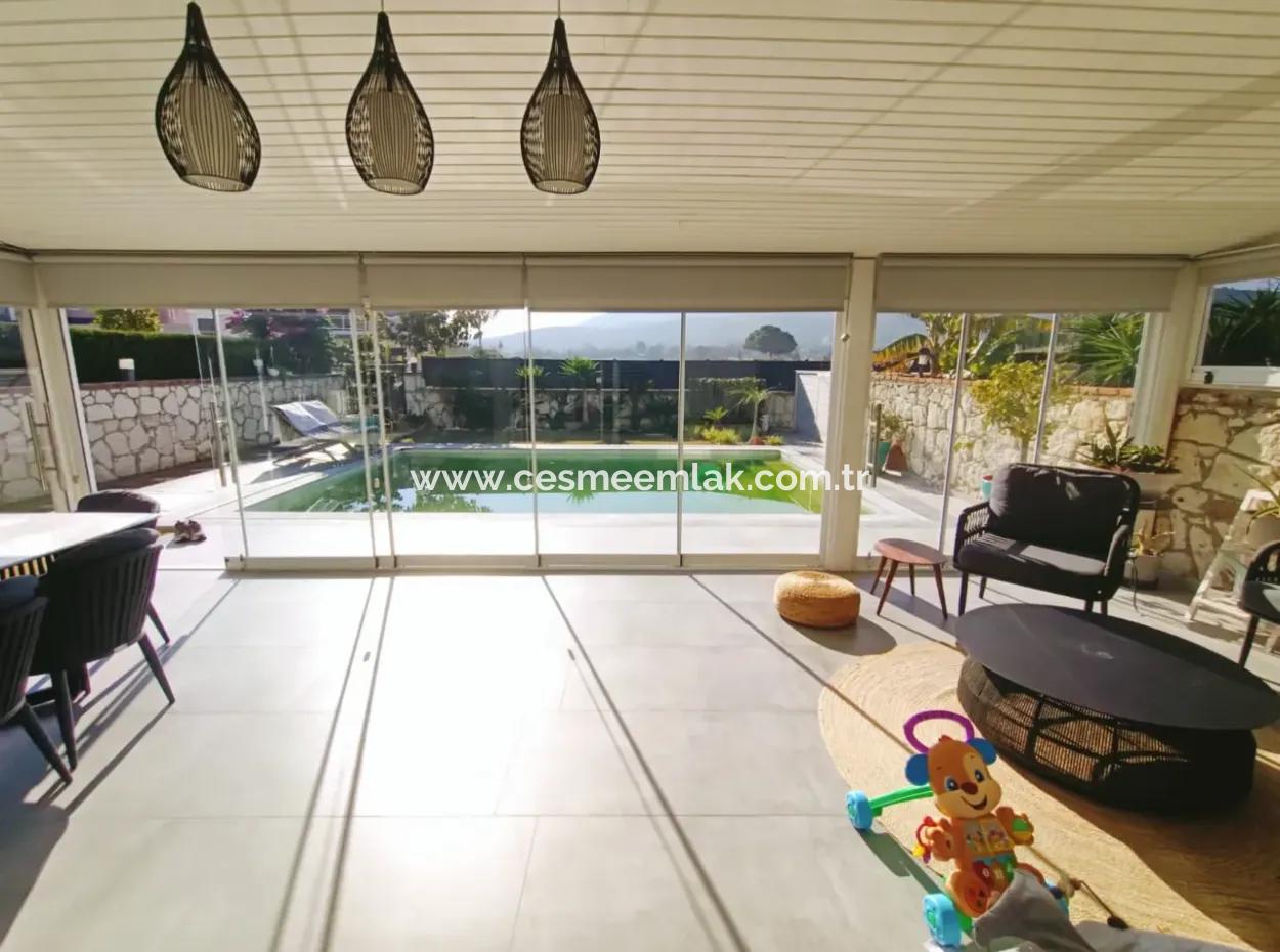 Çeşme Alaçatı'da Satılık Müstakil Havuzlu Villa