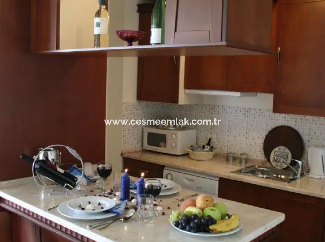 Çeşme Ilıcada Sezonluk Kiralık Denize Sıfır 1+1 Residence Daire