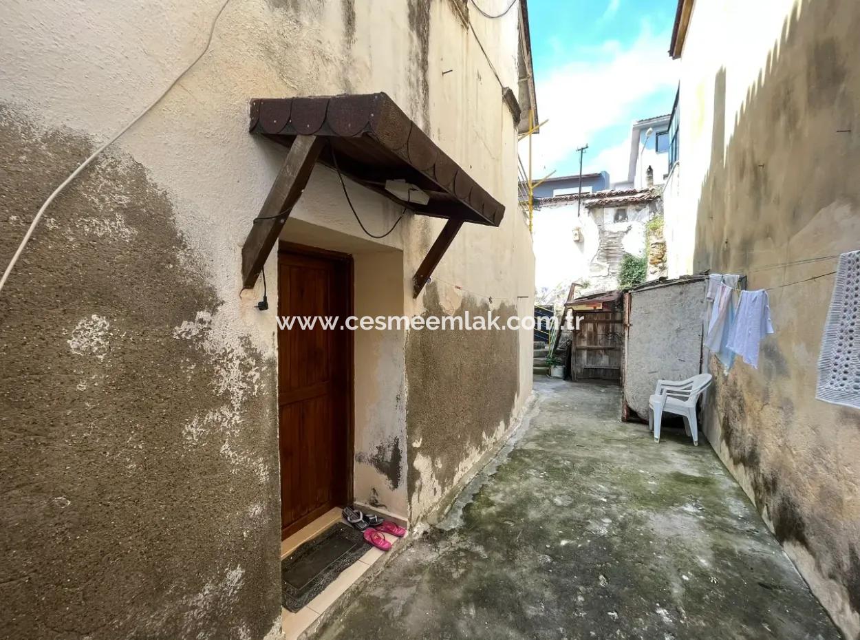 Çeşme Merkez'de Çarşıya Çok Yakın Eski Taş Ev