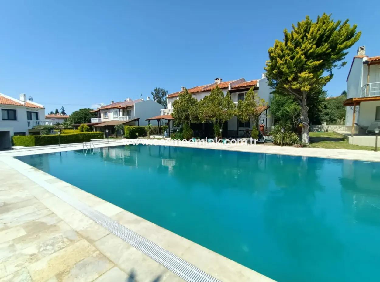 Çeşme Paşalimanı'nda Sezonluk Kiralık Ortak Havuzlu Villa