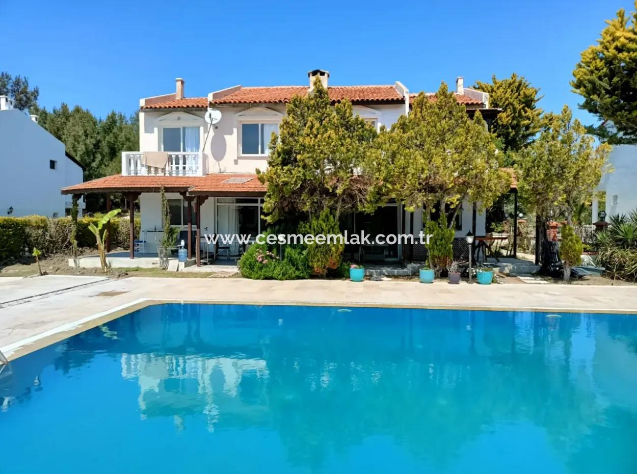 Çeşme Paşalimanı'nda Sezonluk Kiralık Ortak Havuzlu Villa