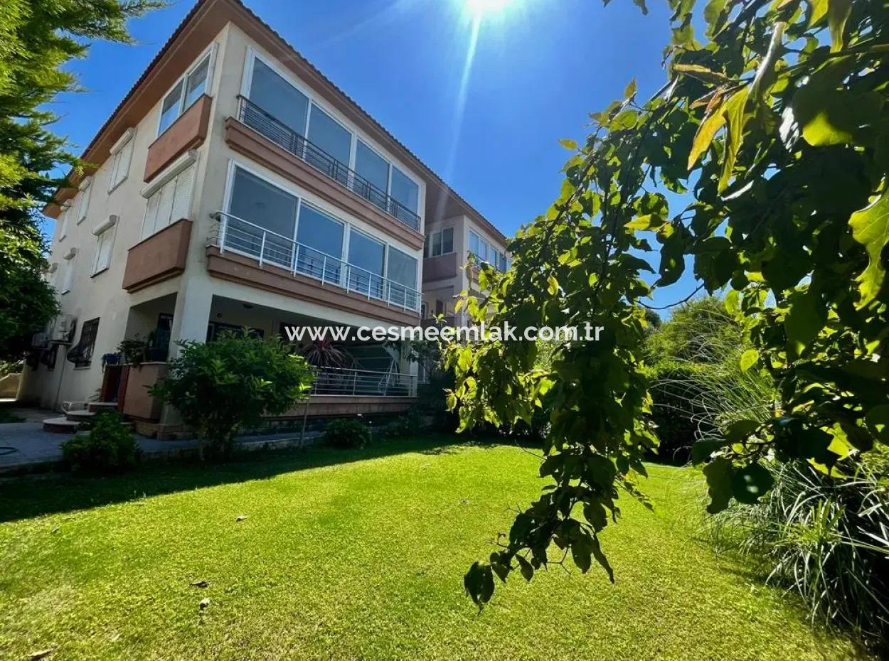 Çeşme Marinaya Yakın Geniş Bahçe Katı Sezonluk Kiralık 2+1 Daire