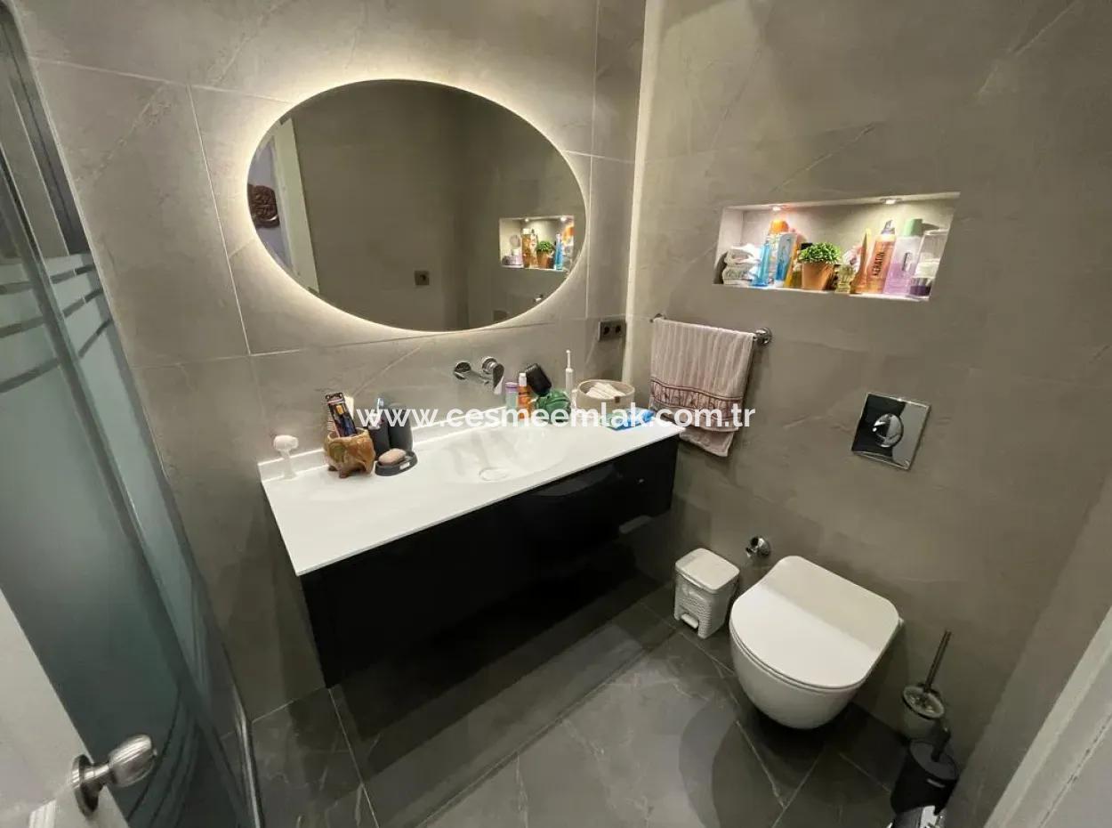 Çeşme Marinaya Yakın Geniş Bahçe Katı Sezonluk Kiralık 2+1 Daire