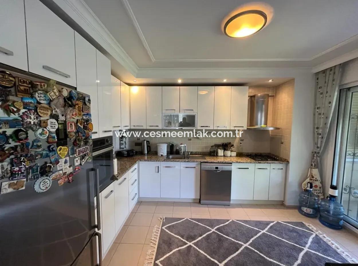 Çeşme Marinaya Yakın Geniş Bahçe Katı Sezonluk Kiralık 2+1 Daire