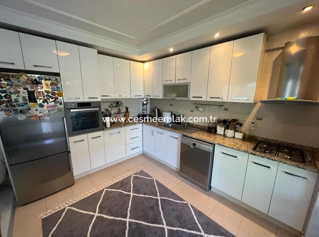 Çeşme Marinaya Yakın Geniş Bahçe Katı Sezonluk Kiralık 2+1 Daire