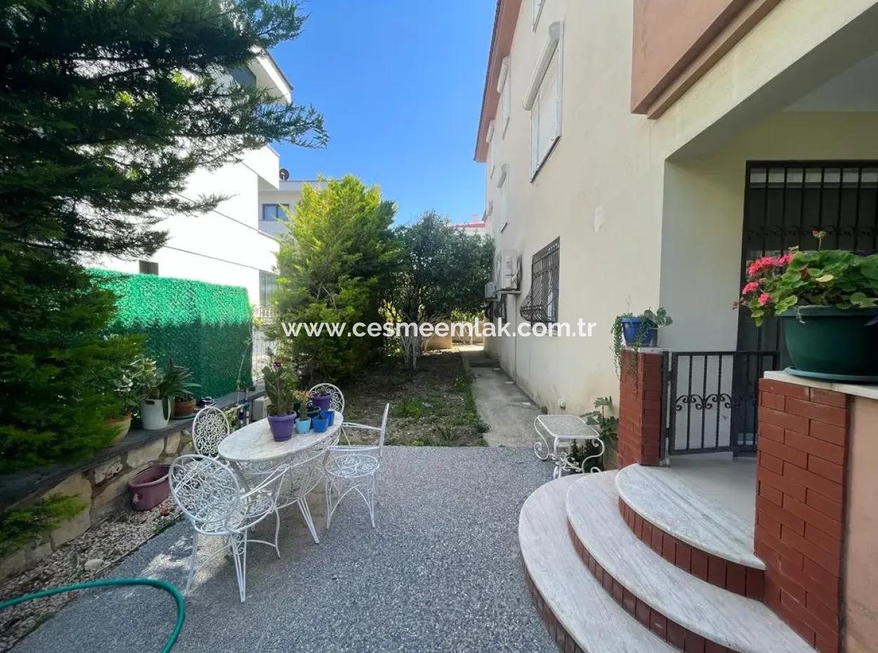 Çeşme Marinaya Yakın Geniş Bahçe Katı Sezonluk Kiralık 2+1 Daire