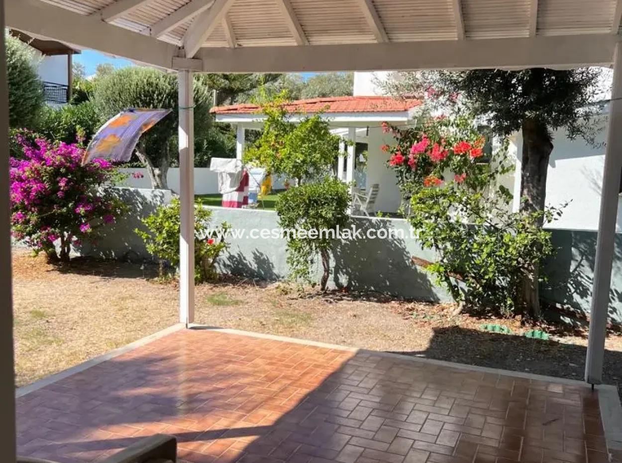 Çeşme Ilıca Altınyunus'ta Denize Çok Yakın Geniş Bahçeli Villa
