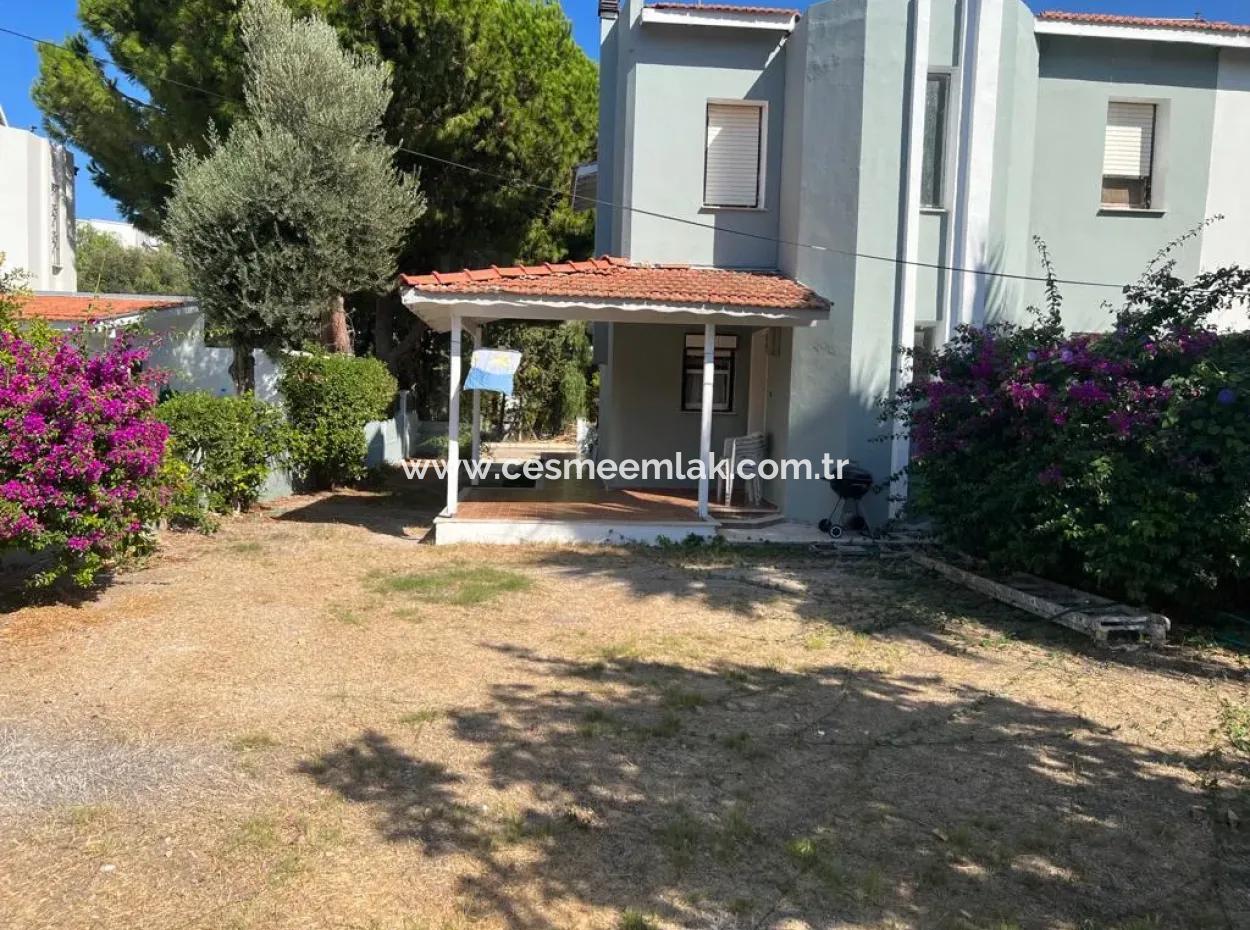 Çeşme Ilıca Altınyunus'ta Denize Çok Yakın Geniş Bahçeli Villa
