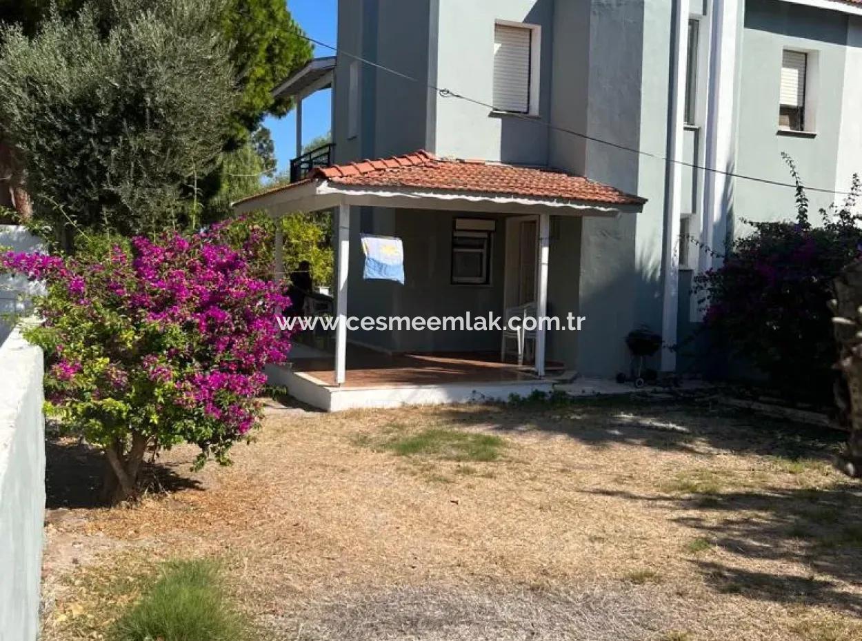 Çeşme Ilıca Altınyunus'ta Denize Çok Yakın Geniş Bahçeli Villa