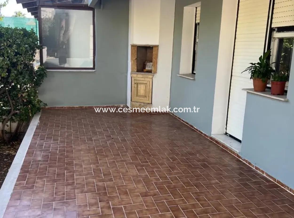 Çeşme Ilıca Altınyunus'ta Denize Çok Yakın Geniş Bahçeli Villa