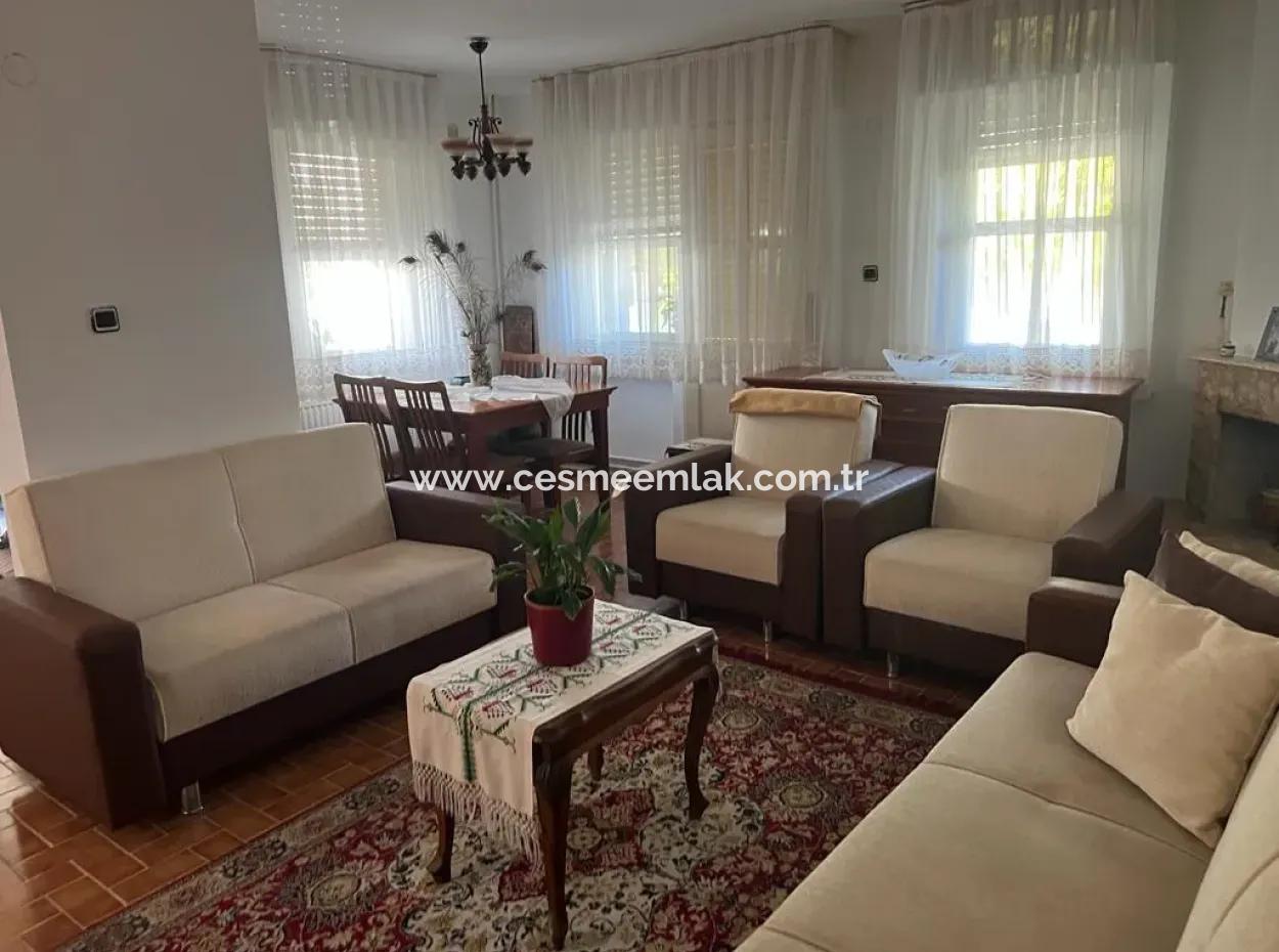 Çeşme Ilıca Altınyunus'ta Denize Çok Yakın Geniş Bahçeli Villa