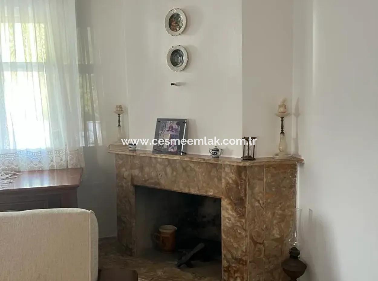 Çeşme Ilıca Altınyunus'ta Denize Çok Yakın Geniş Bahçeli Villa