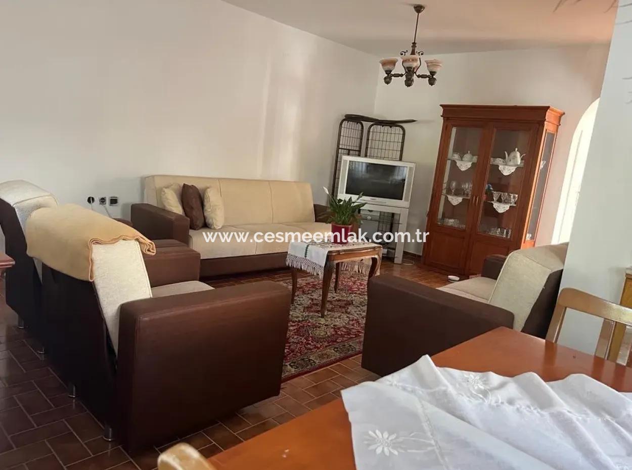 Çeşme Ilıca Altınyunus'ta Denize Çok Yakın Geniş Bahçeli Villa