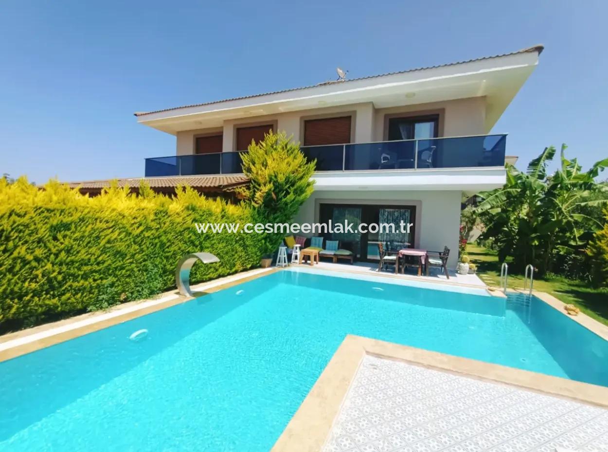 Çeşme'de Müstakil Havuzlu Aylık Kiralık Lüks Villa