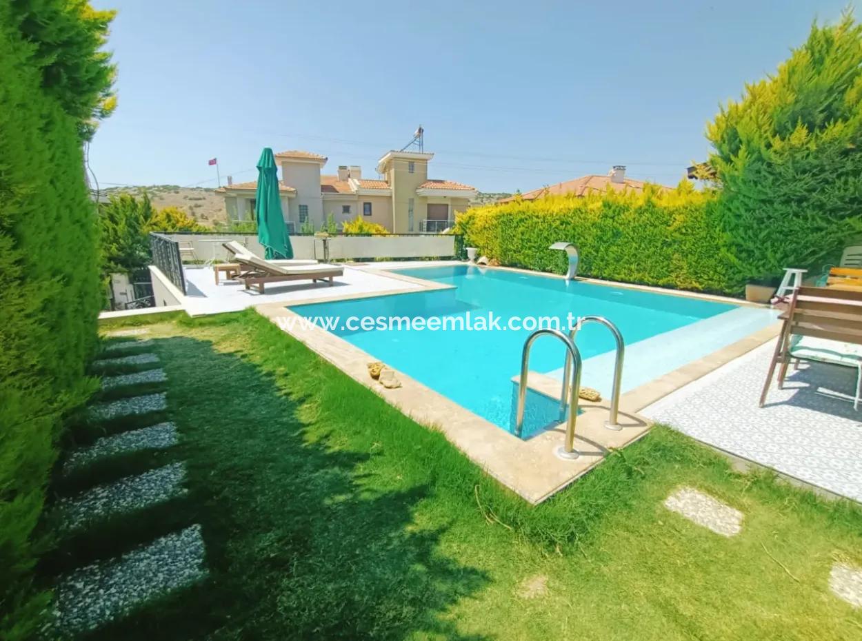 Çeşme'de Müstakil Havuzlu Aylık Kiralık Lüks Villa