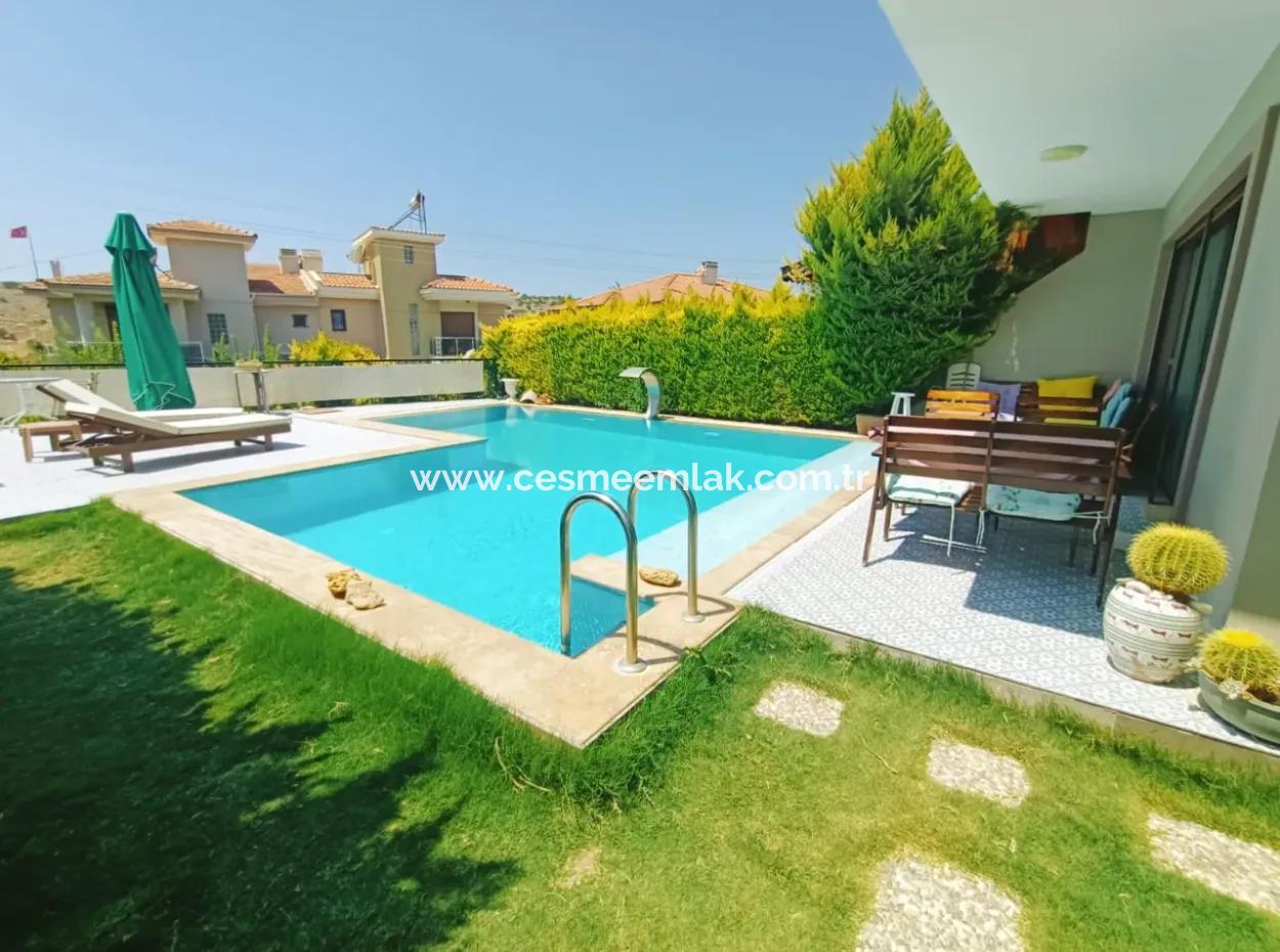 Çeşme'de Müstakil Havuzlu Aylık Kiralık Lüks Villa