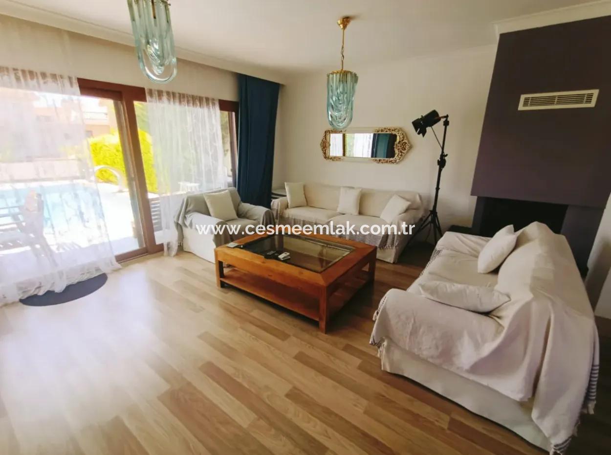 Çeşme'de Müstakil Havuzlu Aylık Kiralık Lüks Villa