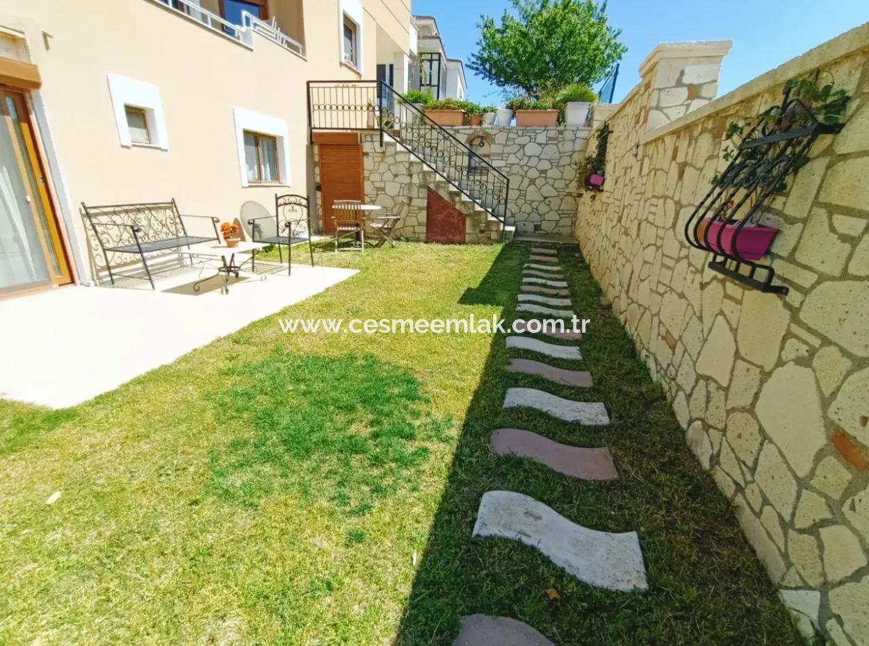Çeşme Merkez'de Sezonluk Kiralık Geniş 2+1 Bahçe Katı Daire