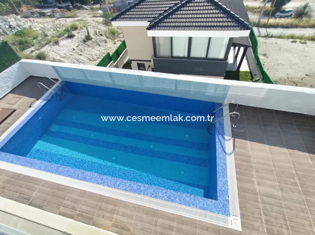 Çeşme'de Satılık Müstakil Havuzlu 6+2 2 Adet İkiz Villa