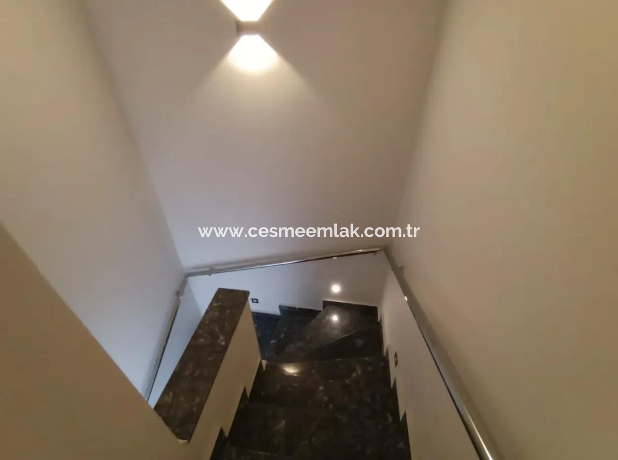 Çeşme'de Satılık Müstakil Havuzlu 6+2 2 Adet İkiz Villa