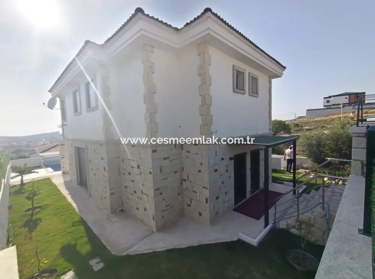 Çeşme'de Satılık Müstakil Havuzlu 6+2 2 Adet İkiz Villa