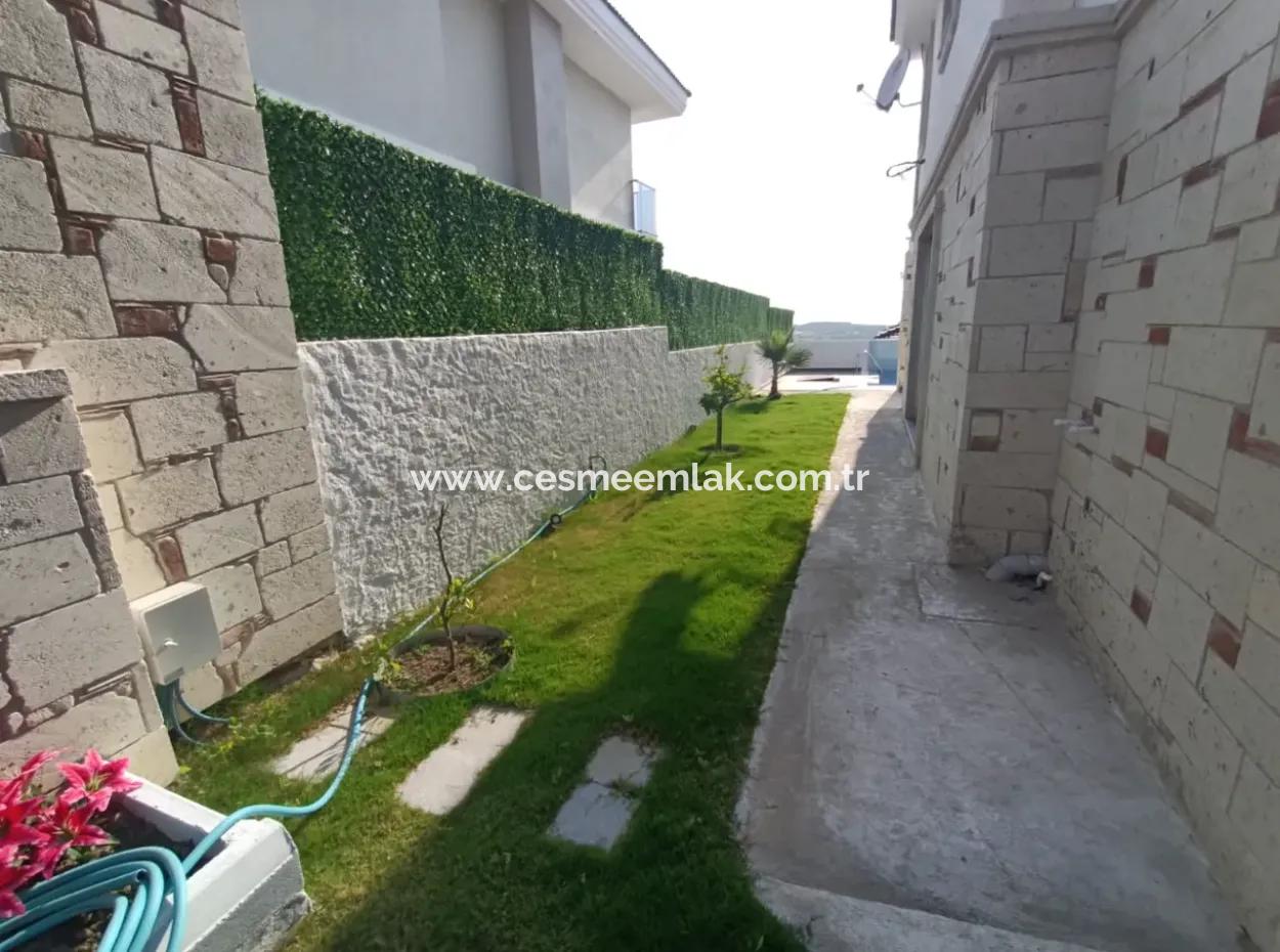 Çeşme'de Satılık Müstakil Havuzlu 6+2 2 Adet İkiz Villa