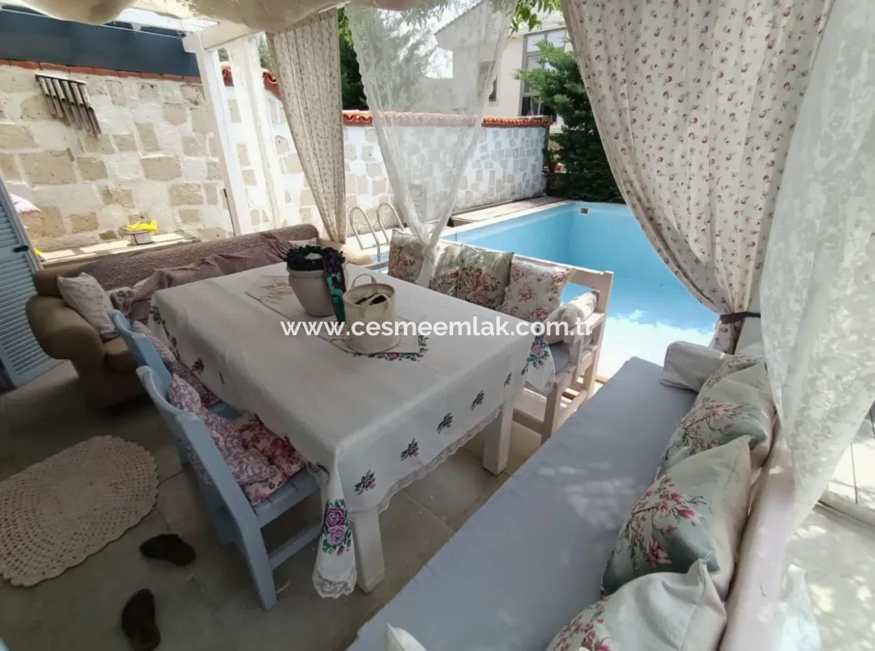 Çeşme Ayayorgiye Yakın Aylık Kiralık Müstakil Havuzlu 3+1 Villa